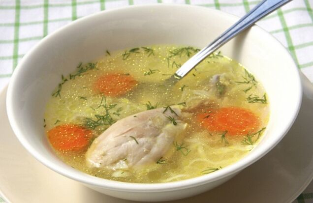 Nyiapkeun sup sayur sareng hayam pikeun diet Dukan